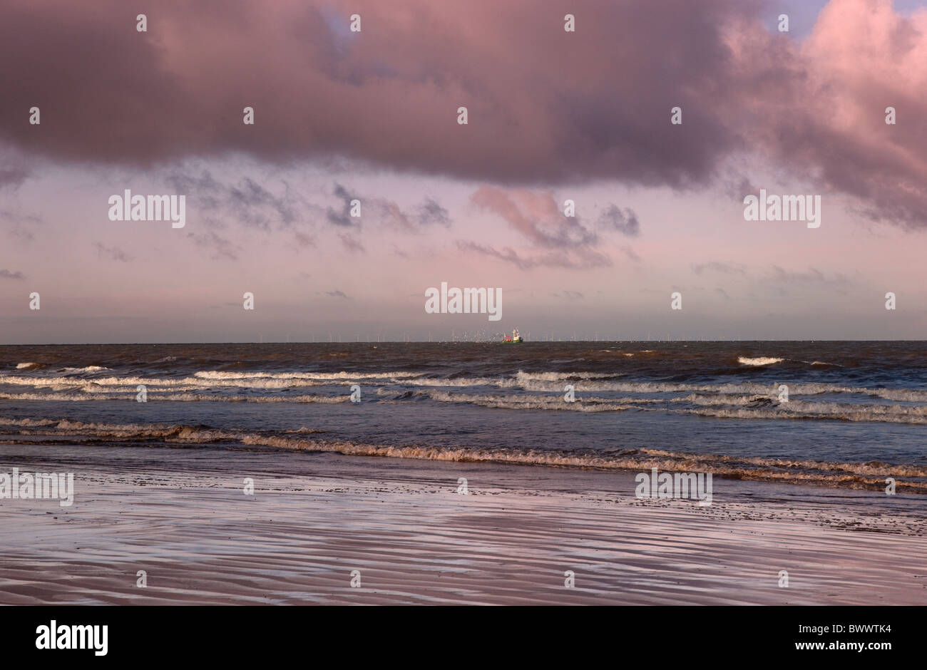 Angelboote/Fischerboote arbeiten vor der Norfolk-Küste bei Titchwell UK November Stockfoto