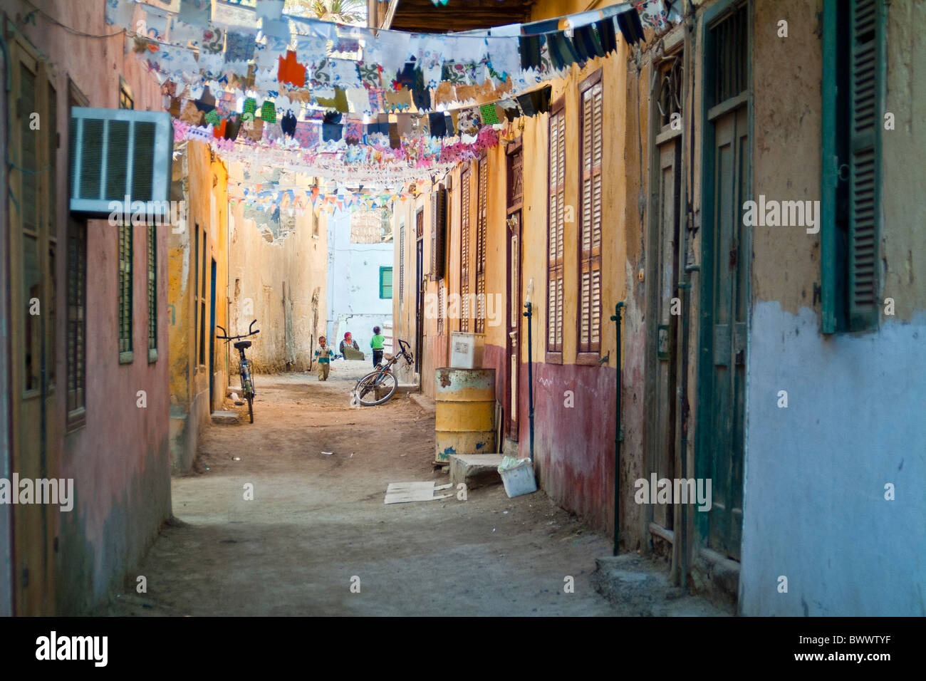 Ägypten, enge Straße dekoriert in Vorbereitung auf den Ramadan in Al-Quseir Stockfoto