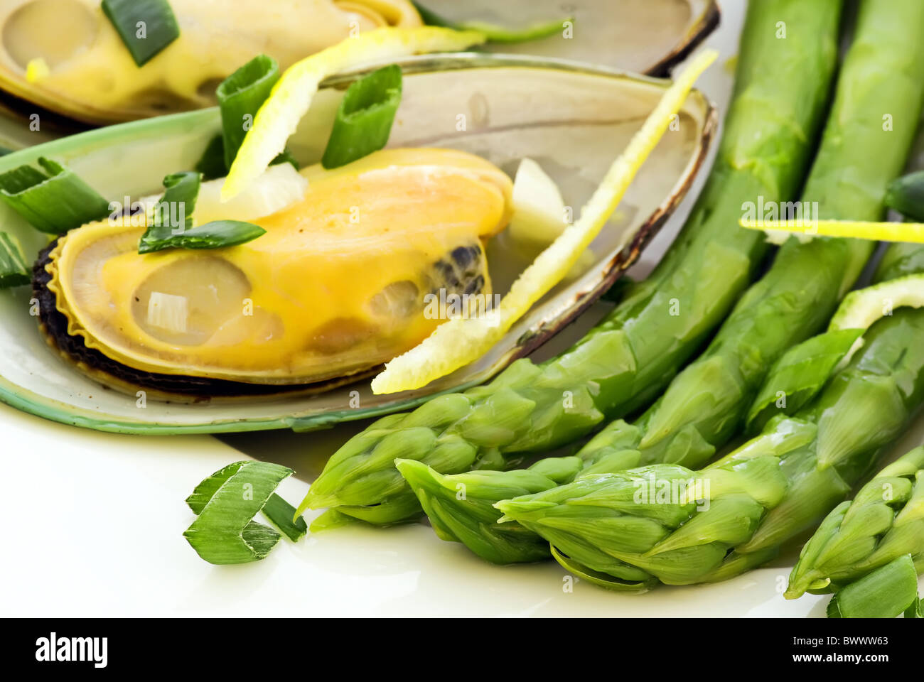 Muscheln mit grünem Spargel Stockfoto