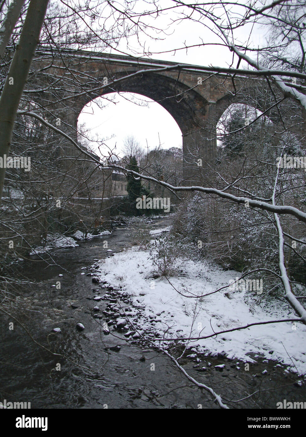 UK - Schottland--2010--der schönen Umgebung von Dean Village unter Dean-Brücke im Schnee Stockfoto