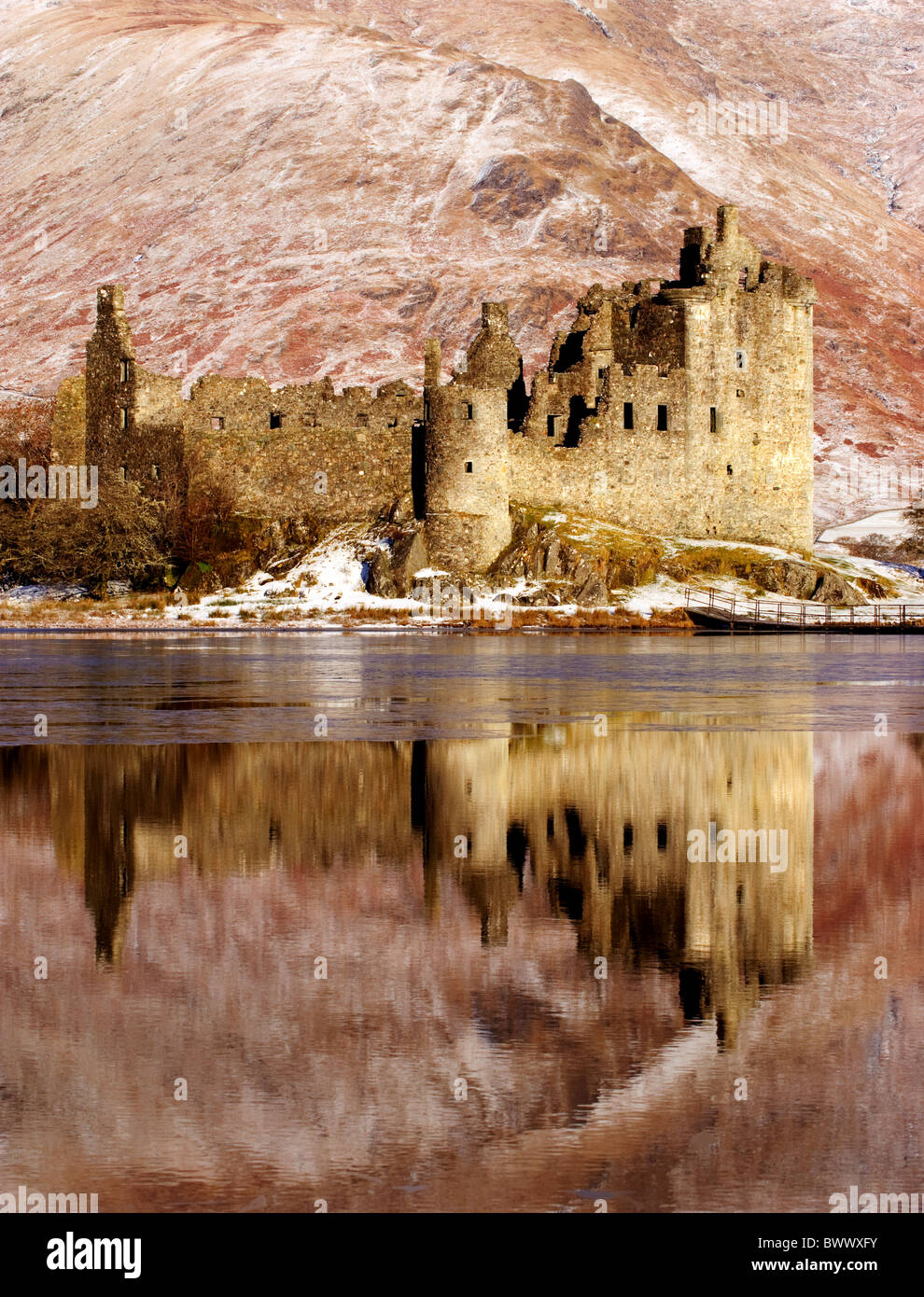 Blick über eine teilweise gefrorenen Loch Awe zu den Ruinen von Kilchurn Castle in Argyle, Schottland. Stockfoto