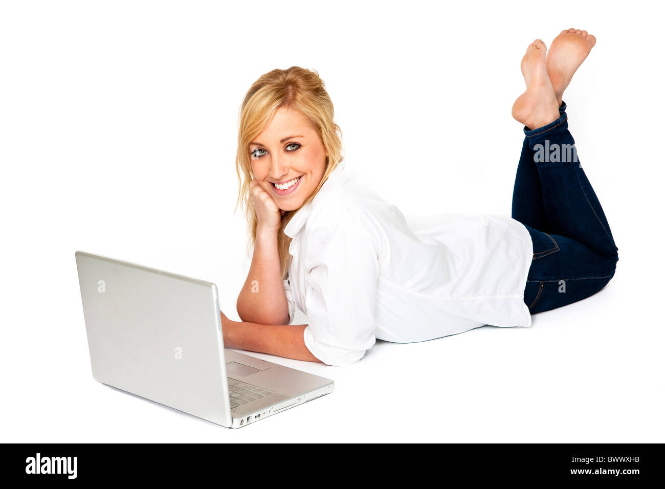 Schöne junge Frau mit ihrem Laptop lächelnd in die Kamera Stockfoto