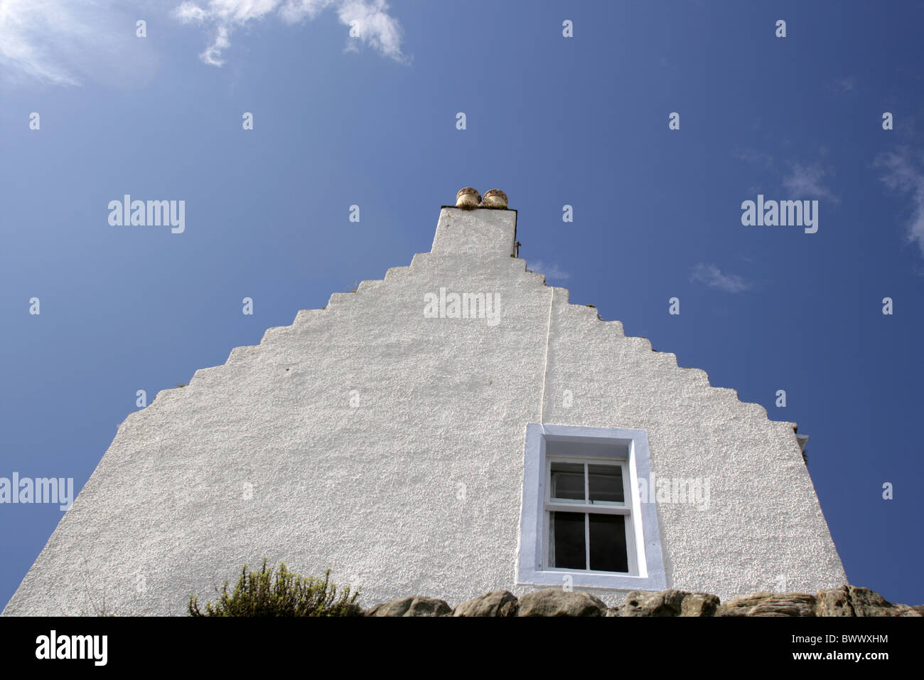 Weiß getünchten Haus mit Krähe trat Giebel in Crail, Fife. Stockfoto