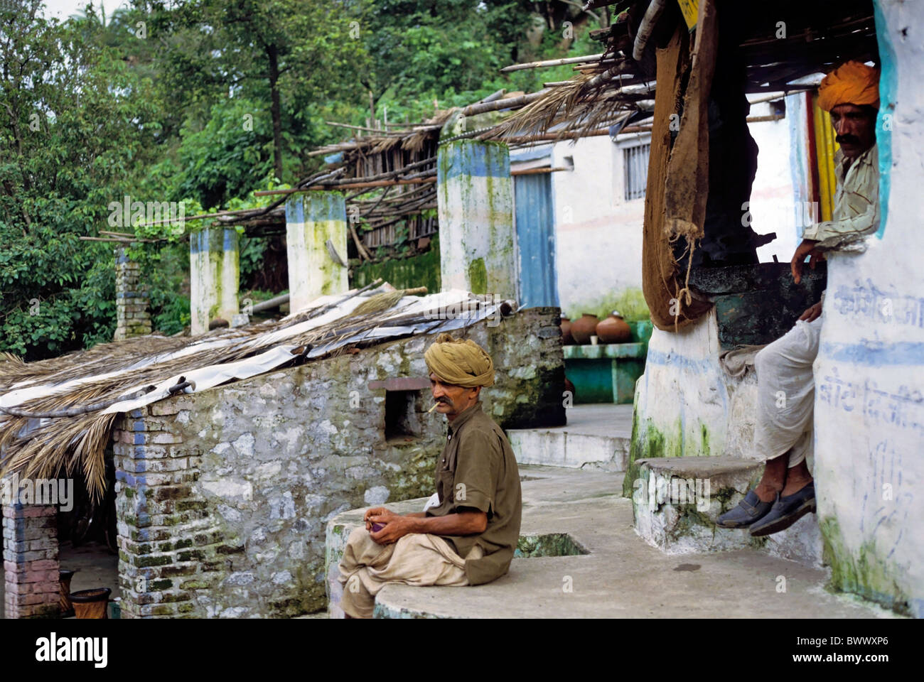 Sikh-Männer entspannen und dabei eine Zigarette vor ihrem Haus, Mount Abu, Rajasthan, Indien. Stockfoto