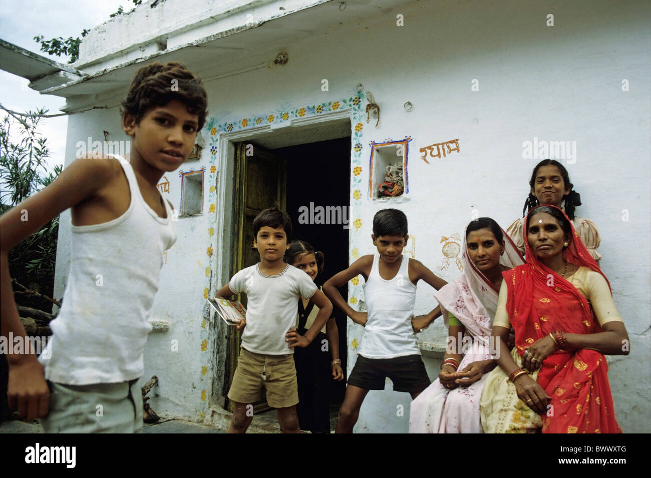 Indische Familie vor ihrem Haus, Udaipur, Rajasthan, Indien. Stockfoto