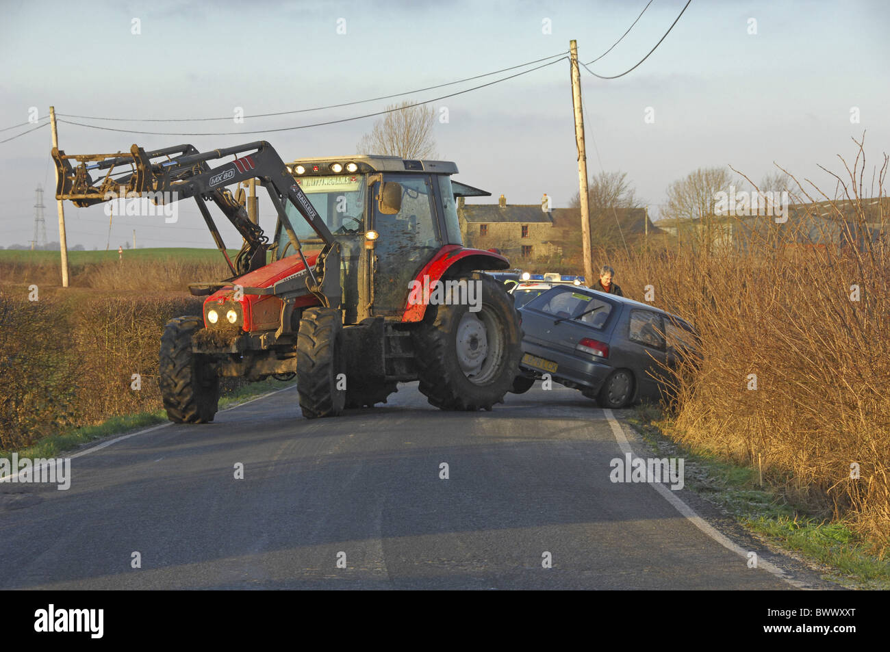 Landwirt Traktor helfen wieder abgestürztes Auto, verursacht bei eisigen Wetter nach Kürzungen bei knirschte, Pilling, Lancashire, Stockfoto