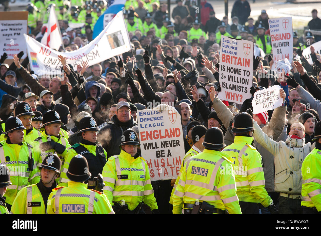 English Defence League Demonstranten marschieren durch das Zentrum von Nuneaton Stockfoto
