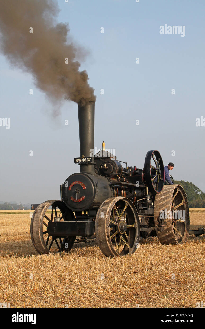 Zugmaschine Kabel Pflügen Spiel Rauch Schornstein Verschmutzung England uk landwirtschaftliche Betriebe, die landwirtschaftliche Maschinen Maschinen Maschinen Stockfoto