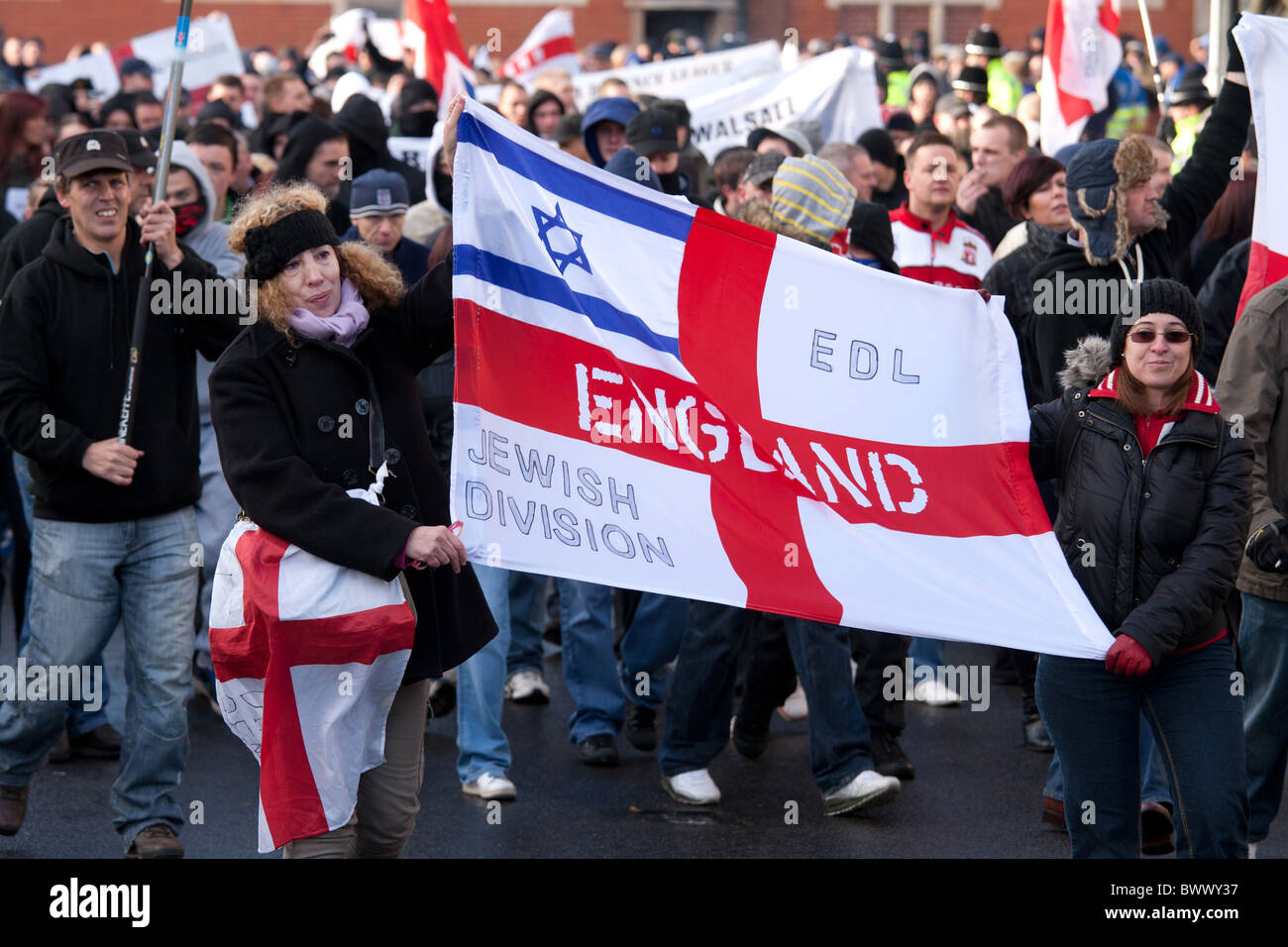 English Defence League Demonstranten marschieren durch das Zentrum von Nuneaton Stockfoto