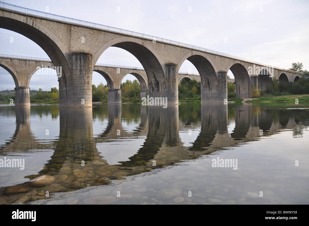 Stein Brücken überqueren den Fluss Ardèche Stockfoto