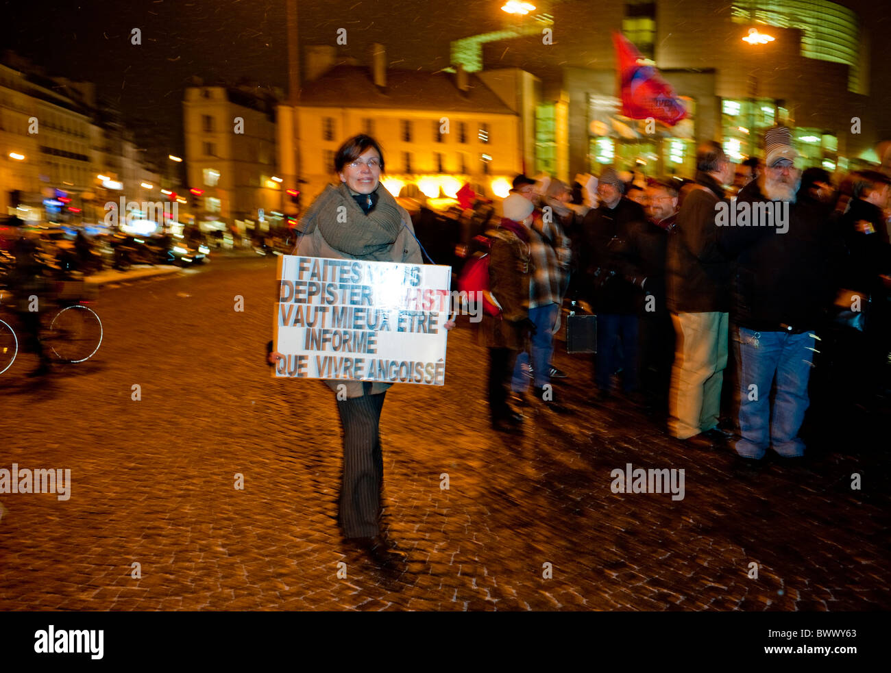 Paris, Frankreich, Crowd People, AIDS-Demonstration, Welt-HIV/AIDS-Tag, (CRIS) Transgender Rights Trans Aktivist hält Schild, Straße, Marsch bei Nacht, Stockfoto
