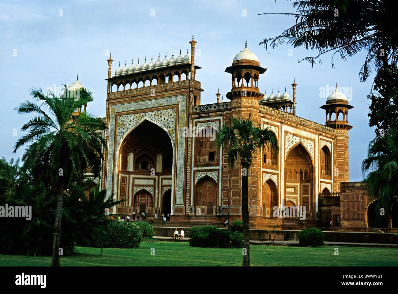 Menschen vor dem großen Tor Eingangstor des Taj Mahal, Agra, Indien. Stockfoto