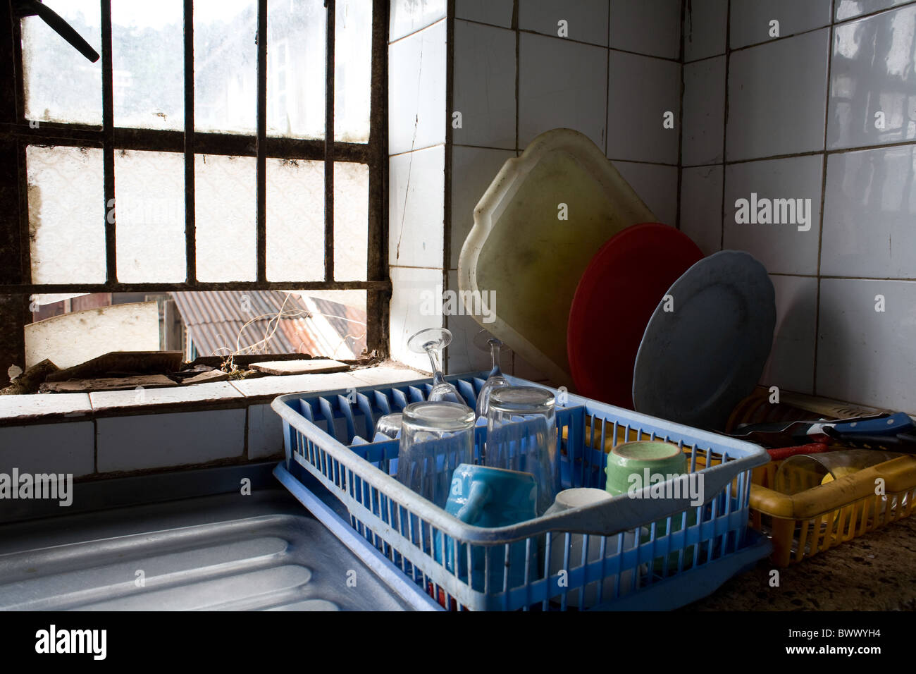 gewaschene Töpfe Entleerung am Waschbecken im Haus in Freetown Sierra Leone Westafrika Stockfoto