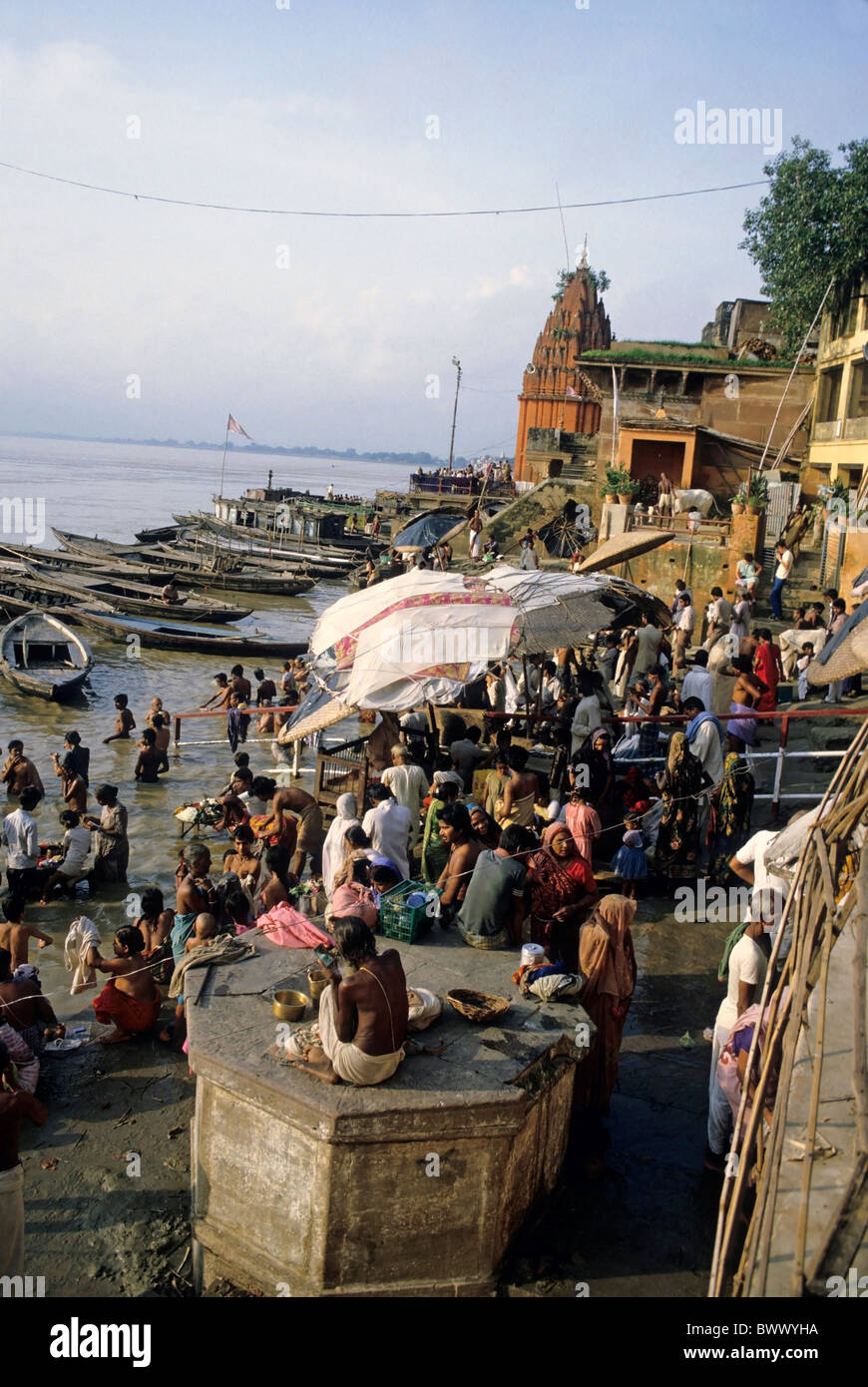 Menschen, die Durchführung von Waschungen im Fluss Ganges, Varanasi, Indien. Stockfoto Menschen, die Durchführung von Waschungen im Fluss Ganges, Varanasi, Indien. Stockfoto