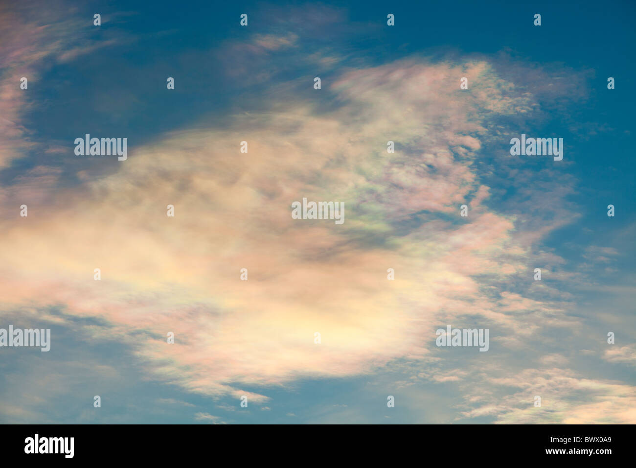 Parhelion oder Sundog, verursacht durch Sonneneinstrahlung reflektiert aus Eiskristallen in hohe Wolke in der oberen Atmosphäre, über Ambleside Stockfoto