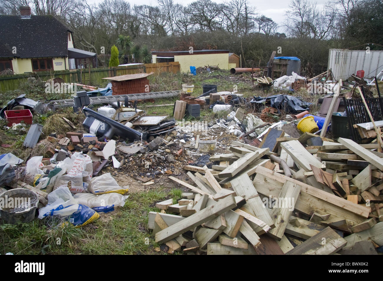 Verschmutzen Chaos unordentlich Disorganised durcheinander Lazy Garten Hinterhof Müll Müll Bauherren Milford auf Meeresverschmutzung Hampshire England UK Stockfoto