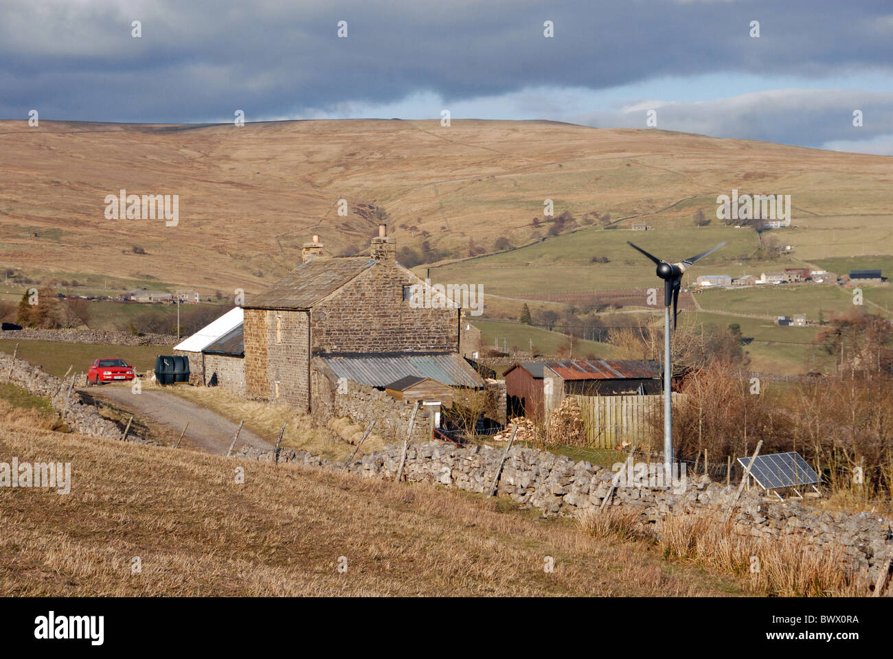 Windturbine und Solarzellen auf abgelegenen Bauernhof, Gehöft und B & B Business North Pennines, Ireshopeburn, Weardale, County Stockfoto