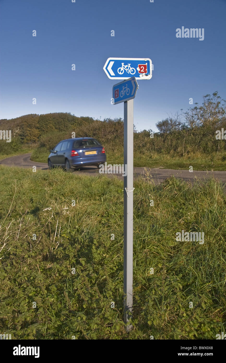 Route Fahrrad Schild Schilder aufrecht Auto blaue Himmel blau Himmel Himmel post Road Richtung Richtungen Landschaft England Dorset vereint Stockfoto