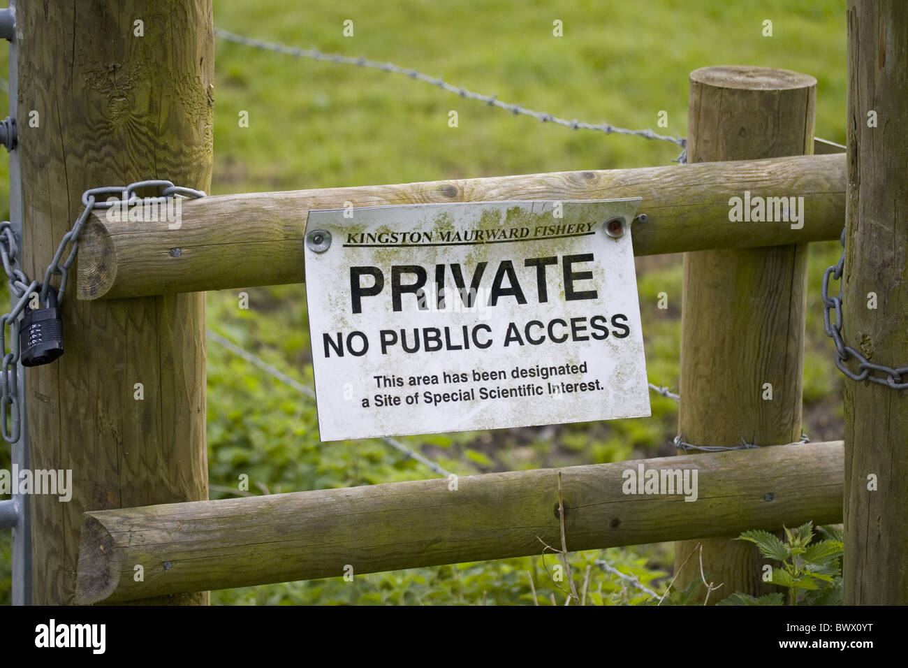 April SSSI Nature Reserve Close up Zeichen Zeichen Sperre gesperrt privaten ländlichen Zugang kein Zugriff Vorhängeschloss hölzerne Tor Tore Dorchester Stockfoto