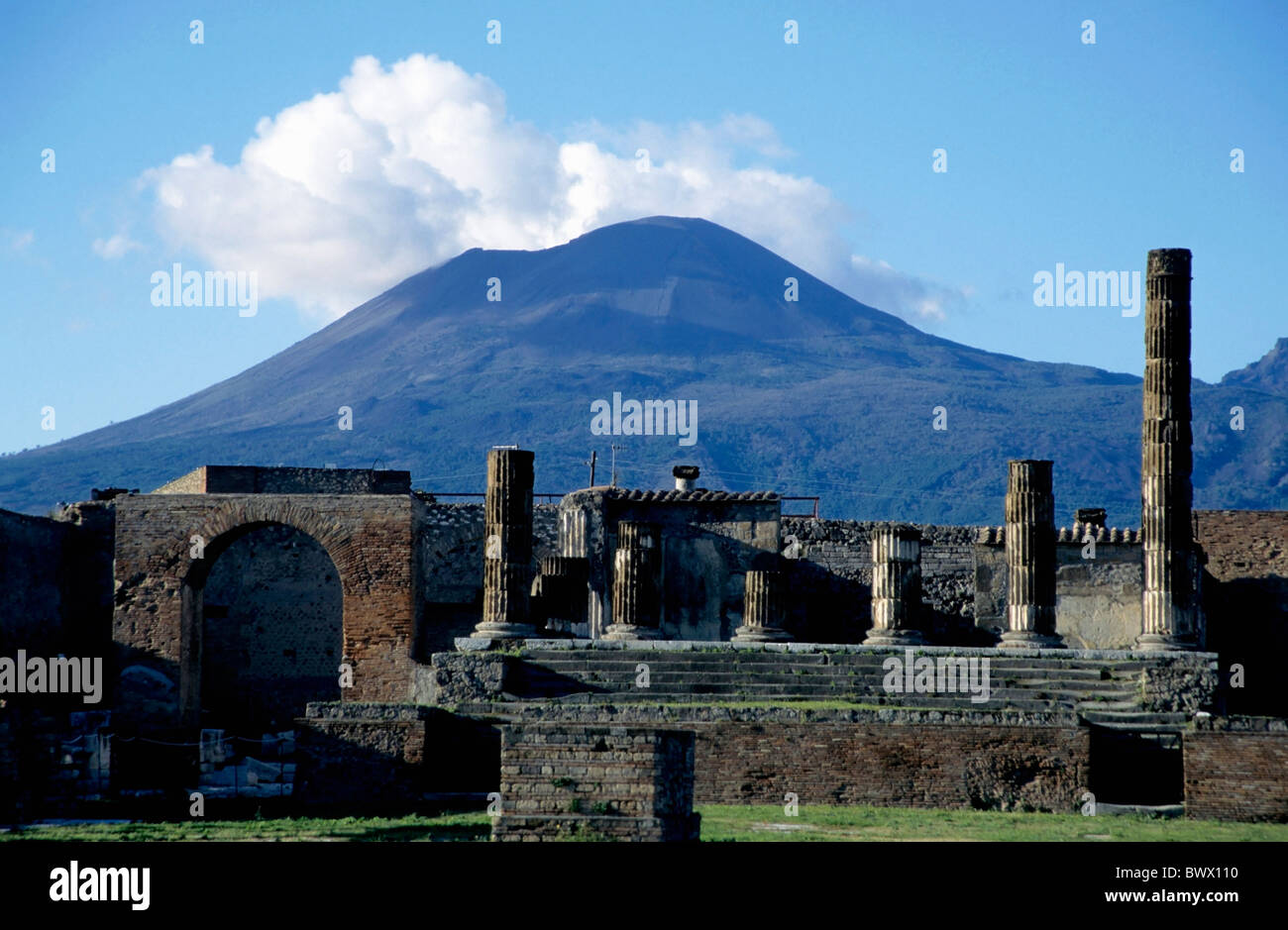 Alte Ruinen eines Forums mit dem Vesuv im Hintergrund, Pompeji, Italien. Stockfoto