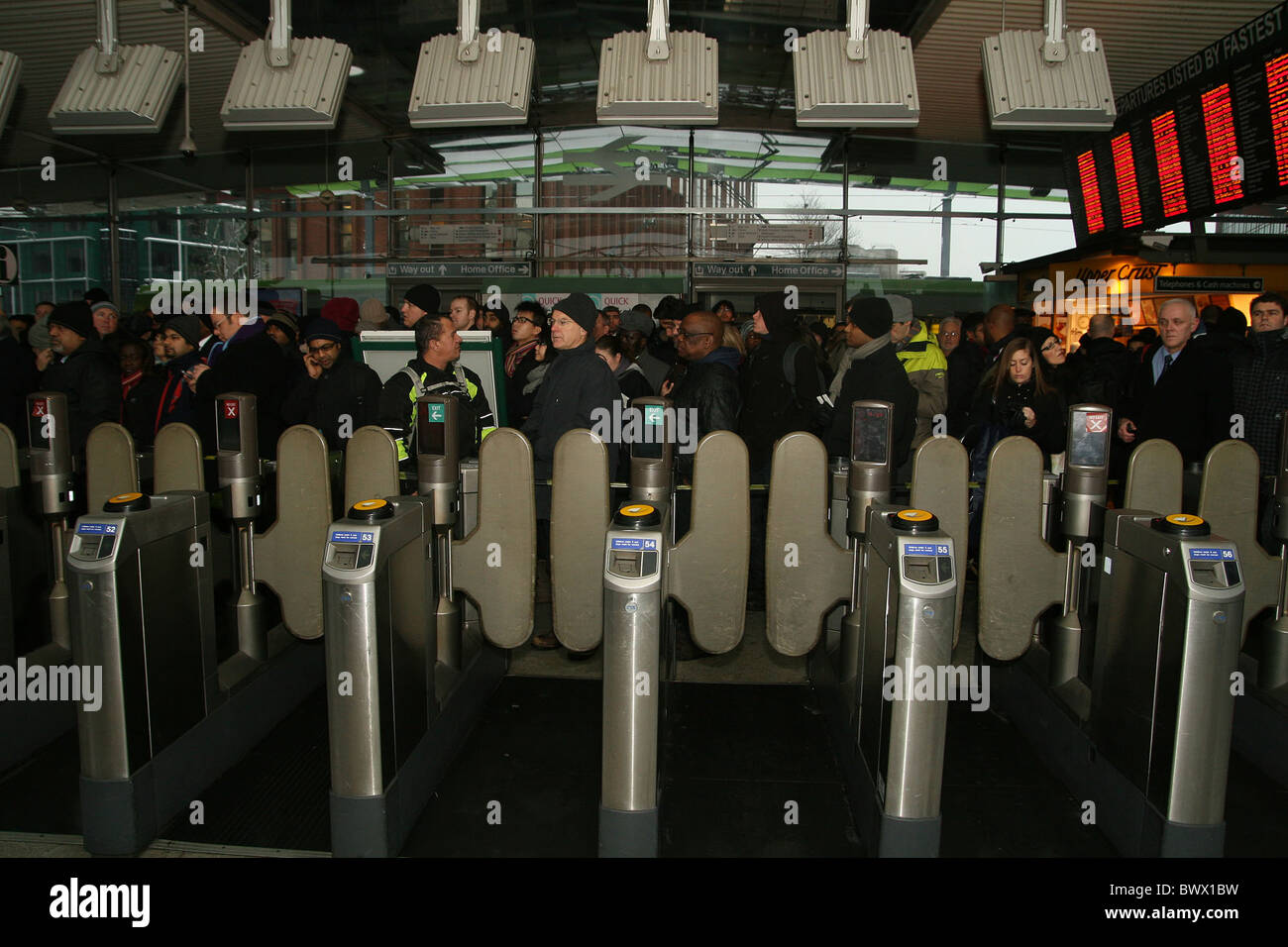 Pendler warten auf Züge in East Croydon Station wegen Schnee Stockfoto