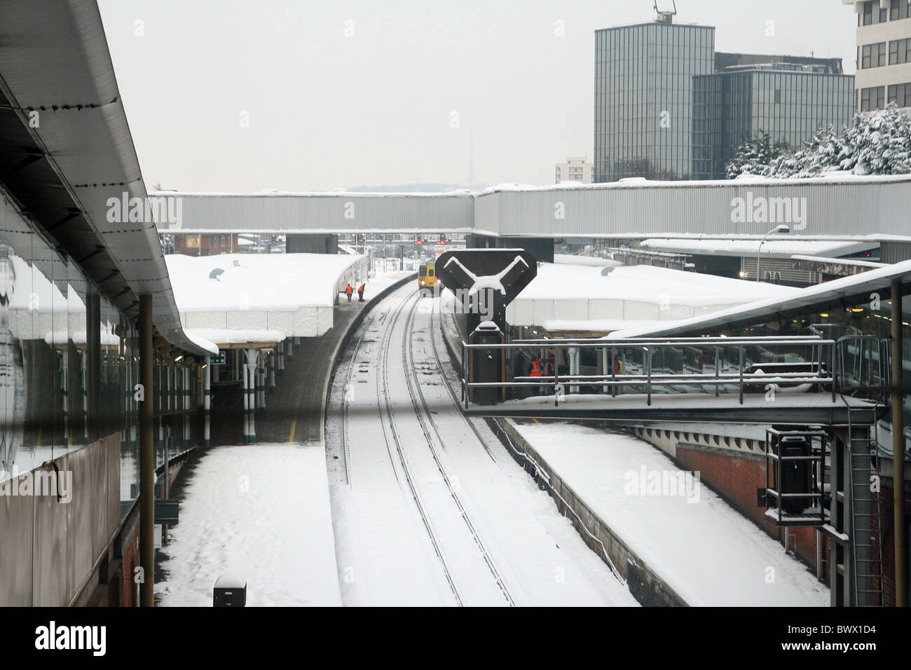 verlassene Plattform in East Croydon Station wegen Schnee Stockfoto
