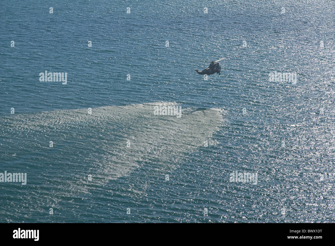 Hubschrauber im Tiefflug über Meer militärische Ausbildung Stockfoto