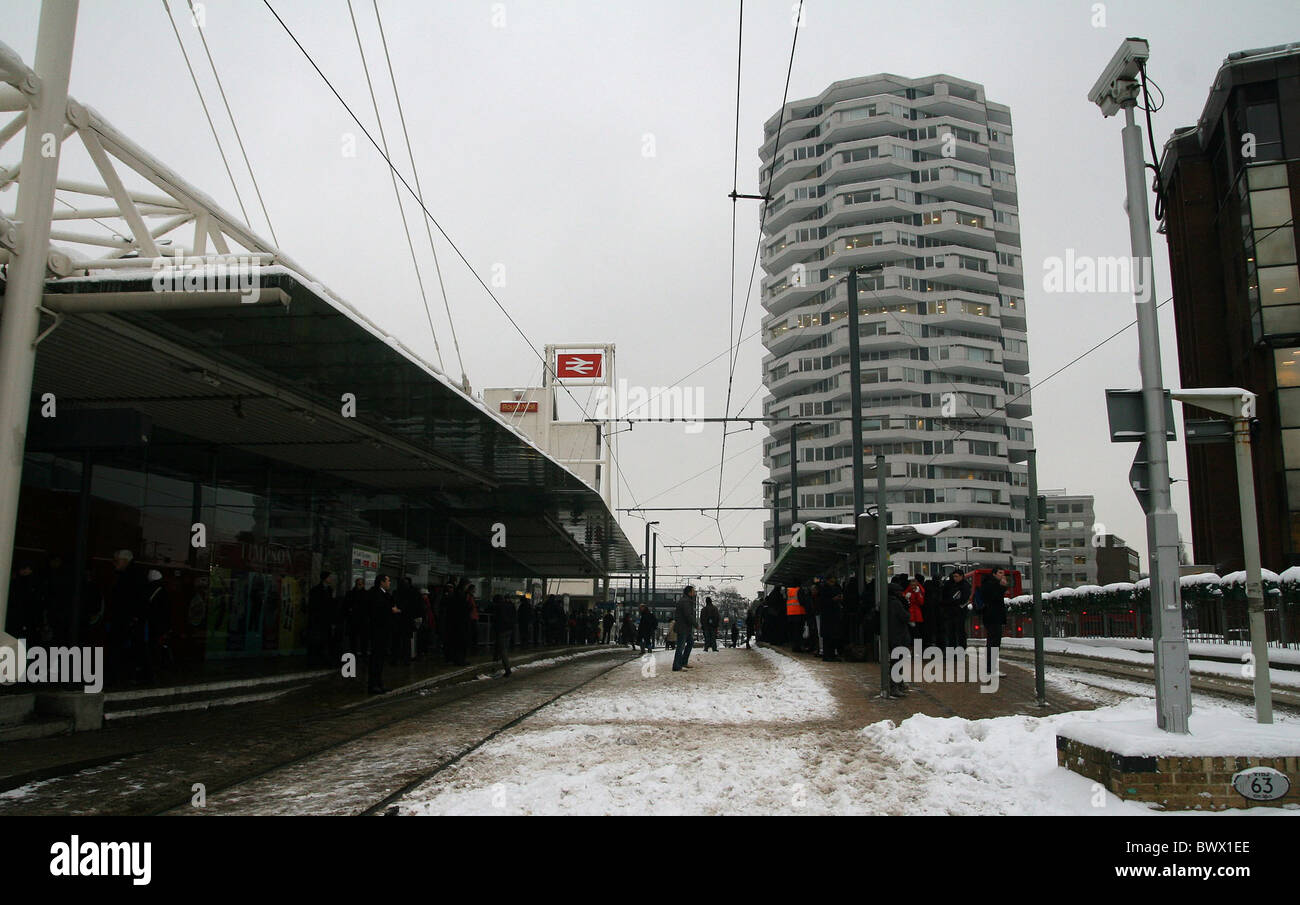Pendler nach Hause in East Croydon Station wegen Schnee Stockfoto
