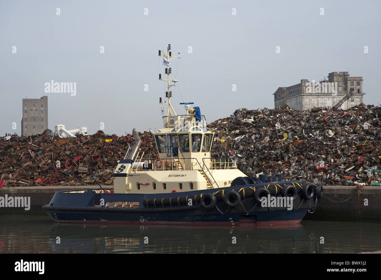 Schlepper vorne Schrott Metall Haufen Avonmouth Docks Port Stockfoto
