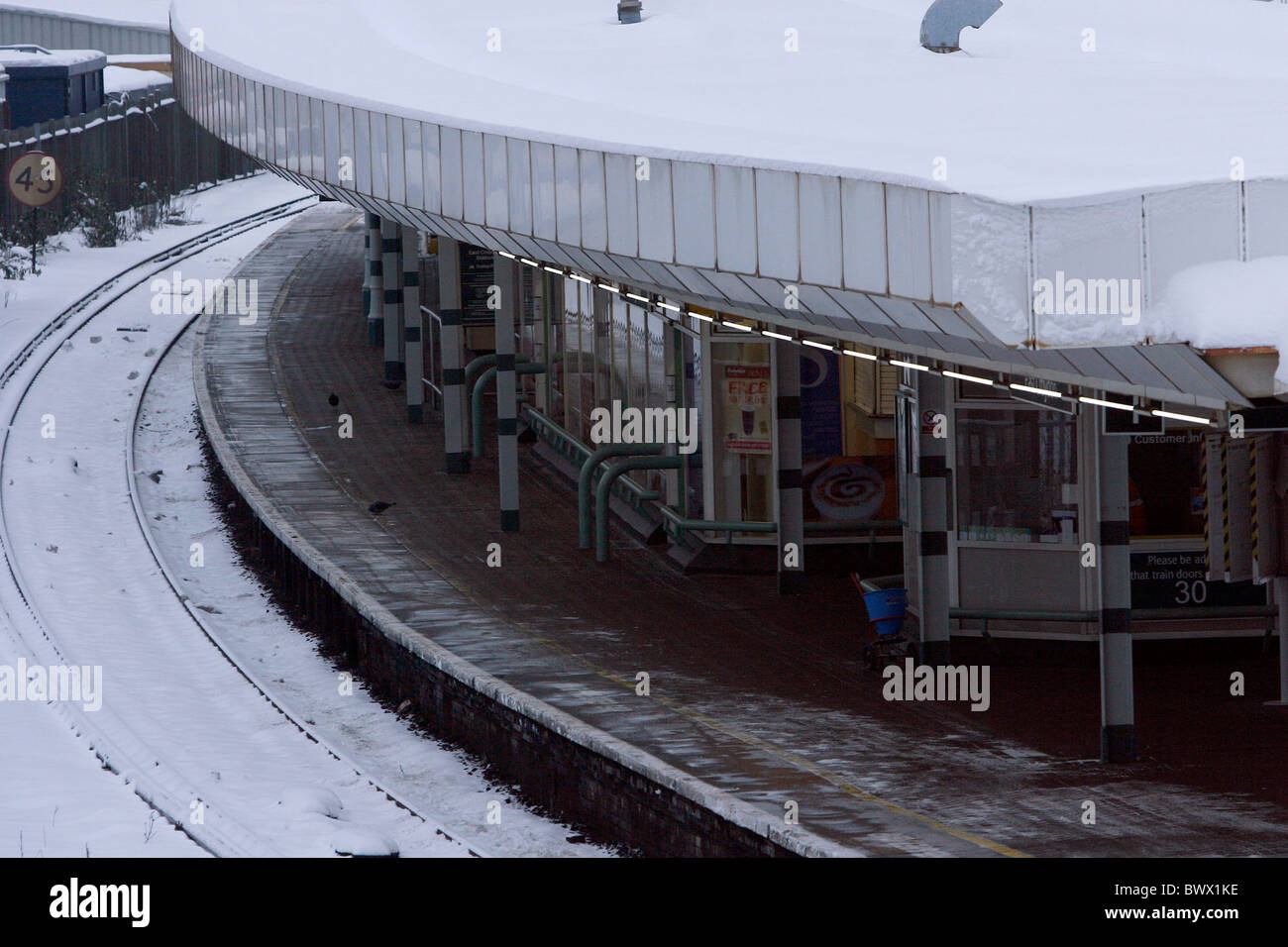 verlassene Plattform in East Croydon Station wegen Schnee Stockfoto