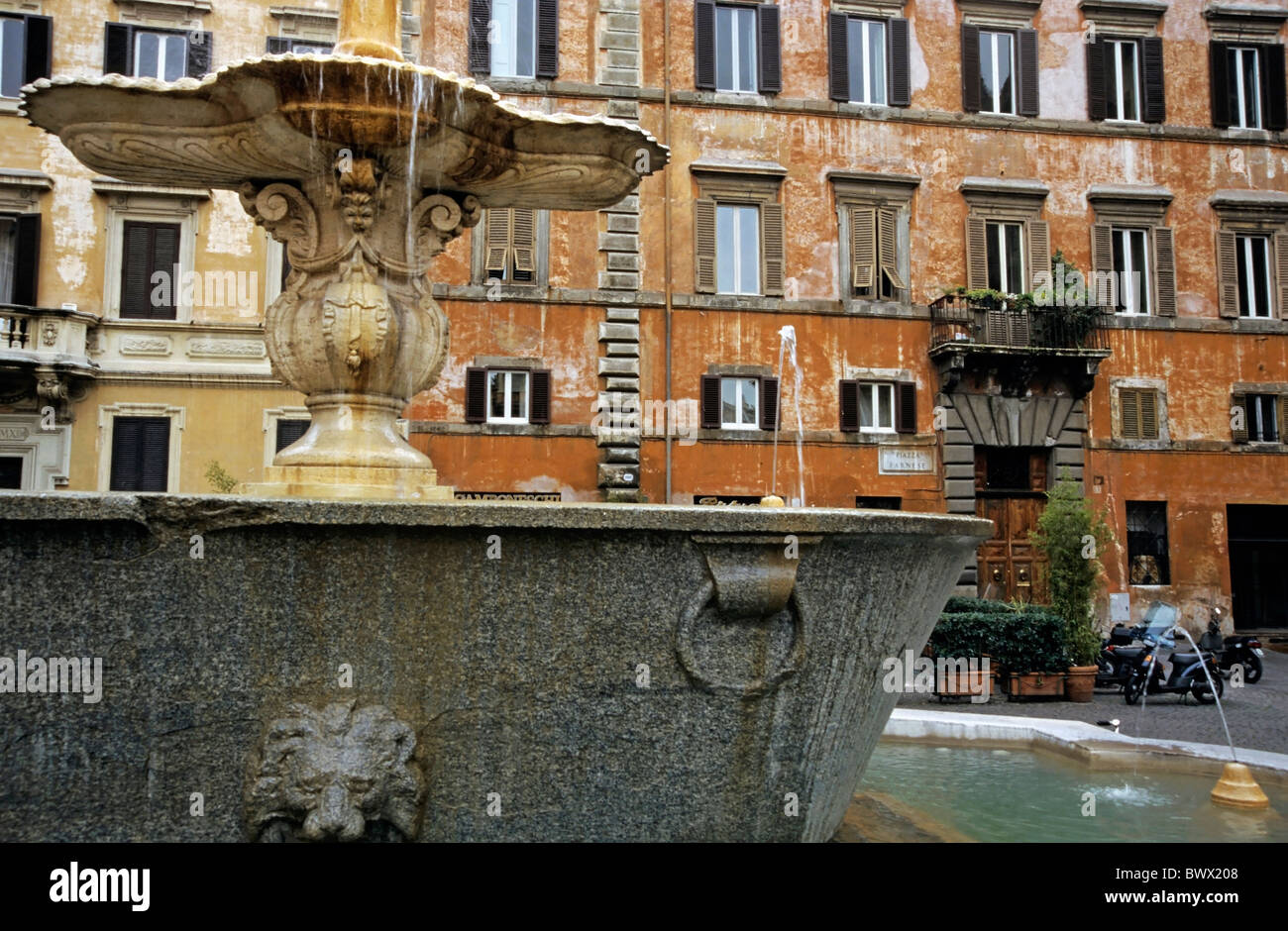 Brunnen im Hof außerhalb der Palazzo Farnese, Rom, Italien. Stockfoto