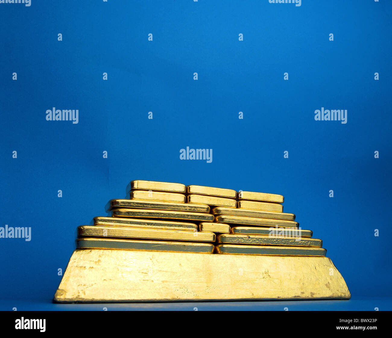 Geld gold Bank blauen Hintergrund gold Bar Pyramide aufgeschichtet gestapelt Stockfoto
