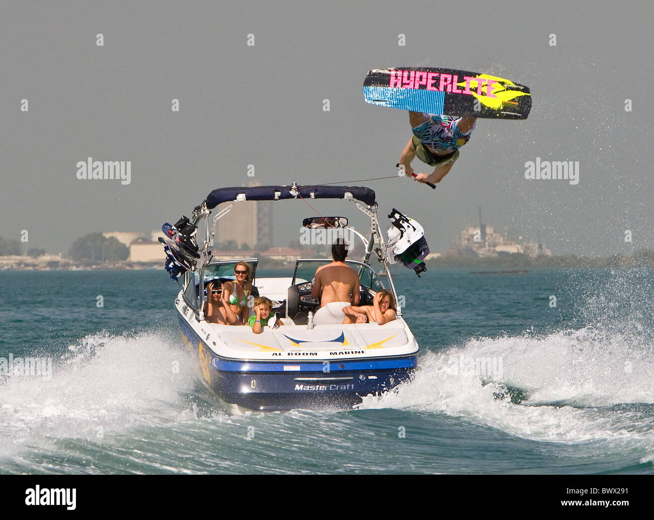 Wake Boarden Umm al-Quwain, Vereinigte Arabische Emirate, Naher Osten Stockfoto