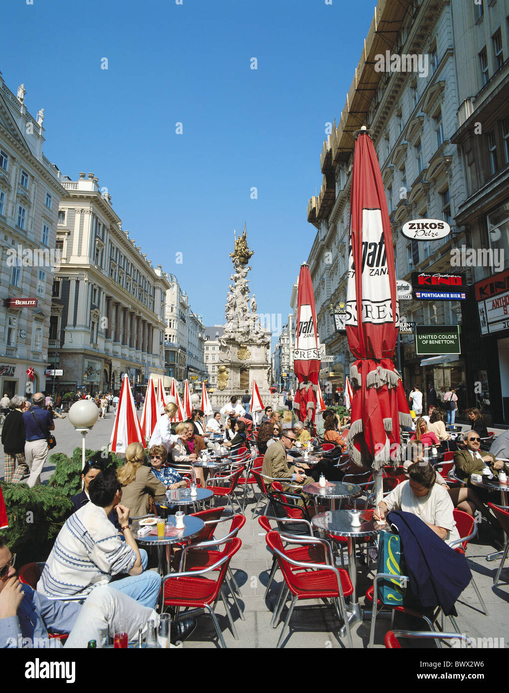 Fassaden Graben Österreich Europa Wien Pest Spalte Straßencafé Tische Schreibtische Touristen Stockfoto