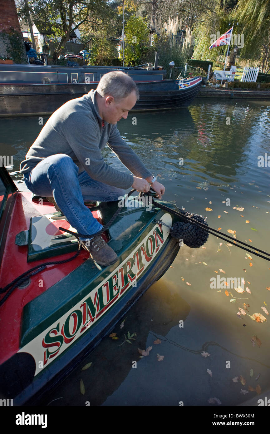 Mann Befestigung Bogen Seil zum Schiff Kanal Stockfoto