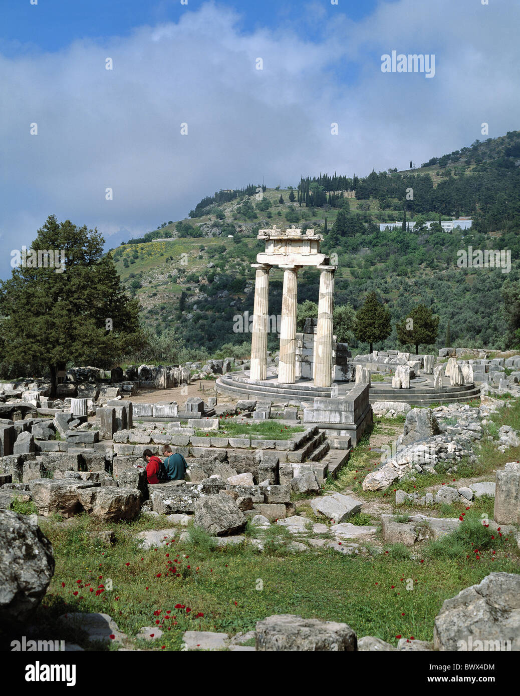 Delphi Ruinen antike antike Säule Rotunde Tholos Tourist paar touristischen Türkei Stockfoto