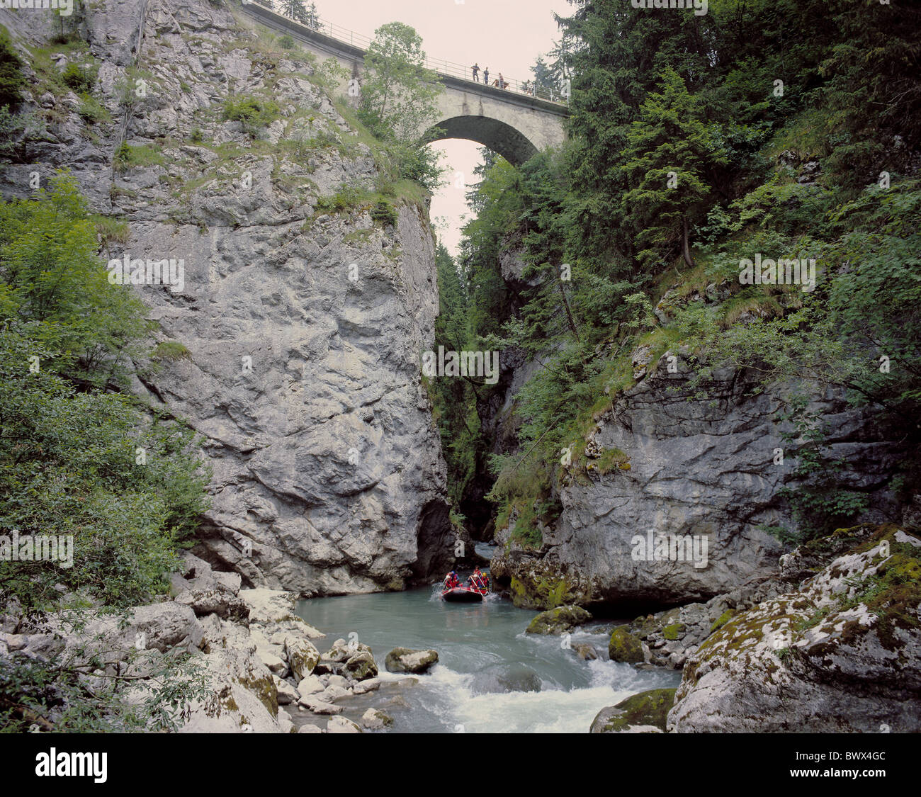 Sport Schlauchboot Rettungsinsel Torrent elastische Boot Rafting besetzen Besatzung Aktion Simme Schweiz Europa Stockfoto