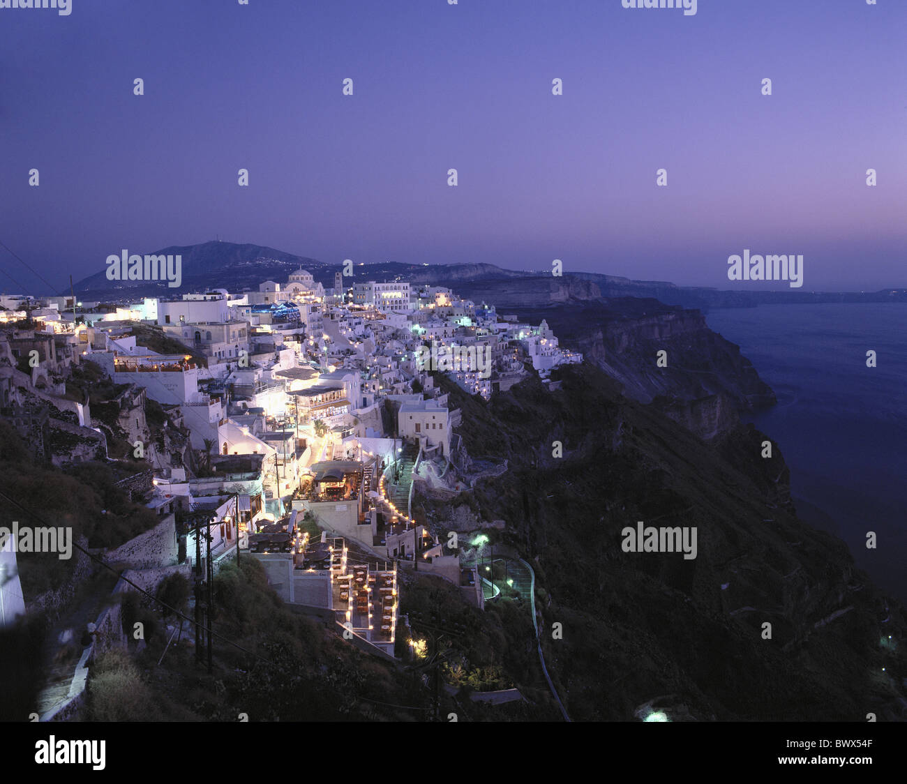 Beleuchtung von Thira Dämmerung Twilight Felsenstadt Fira Griechenland Kykladen Santorini Übersicht Urlaub Reisen Stockfoto