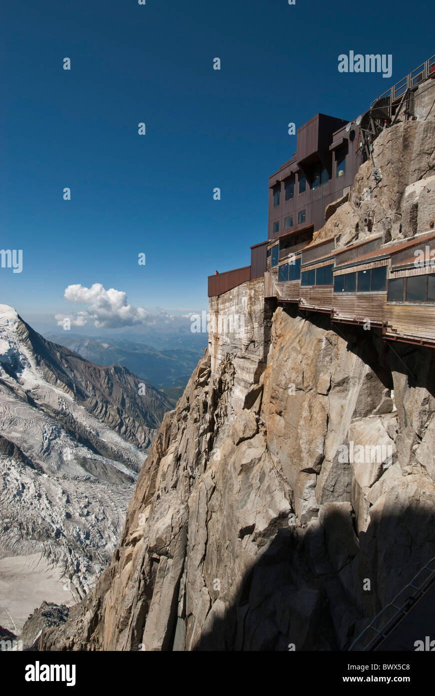 Aiguille du Mitte Seilbahnstation. Französische Alpen-Haute-Savoie-Frankreich. Tourist-Plattform und Seilbahn-Station anzeigen. Stockfoto