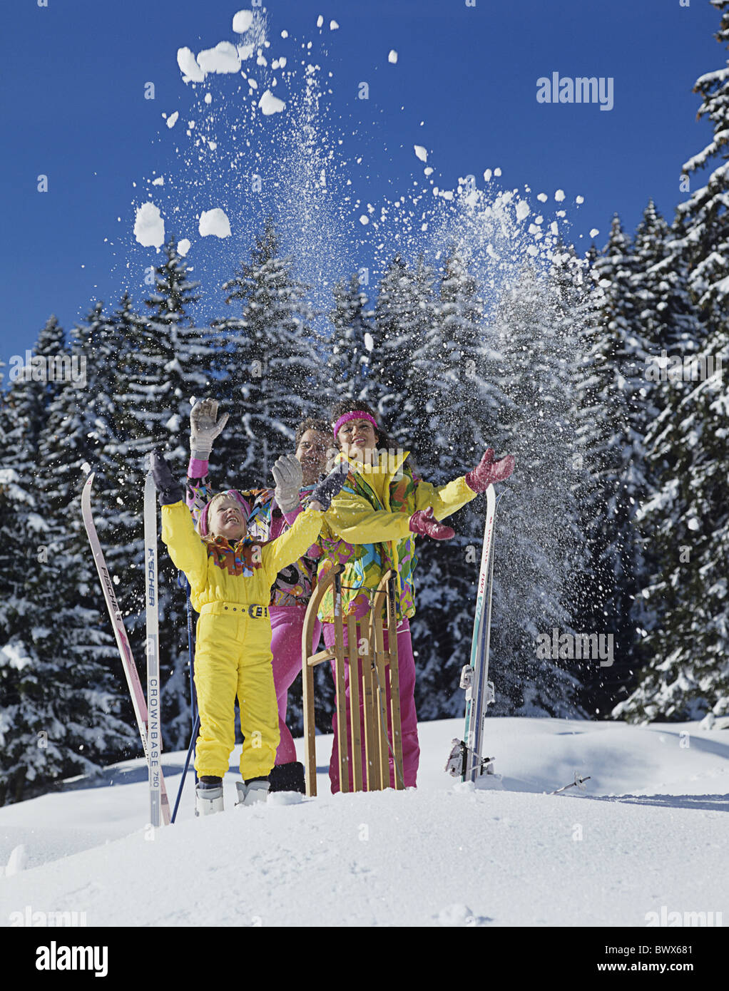 Familie Kleidung Ausrüstung, die bunten Schlitten Schlitten ski Piste Winter Wintersport Sport Kleidung Winter sce Stockfoto