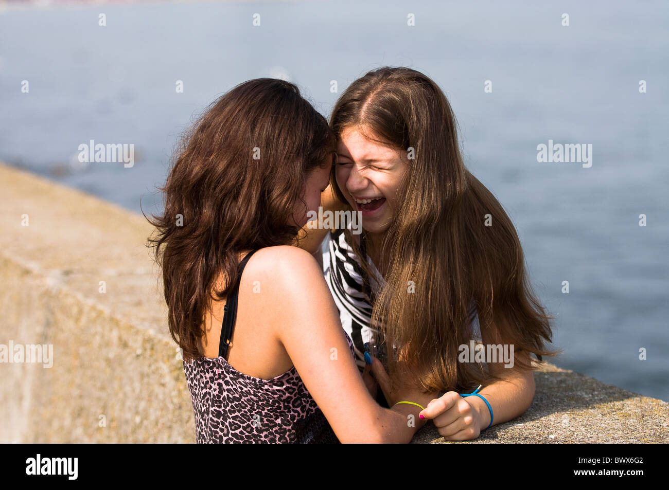 2 glückliche Mädchen im Teenageralter Stockfoto