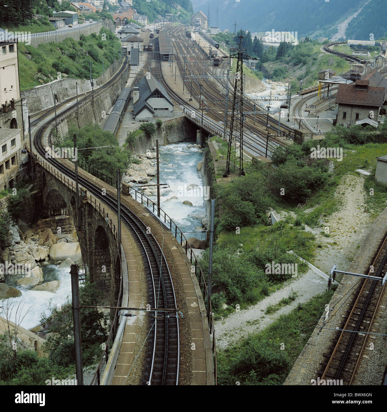 Bahn Bahnhof Göschenen Uri Schweiz Europa Schienen Fluss Fluss Landschaft  Stockfotografie - Alamy