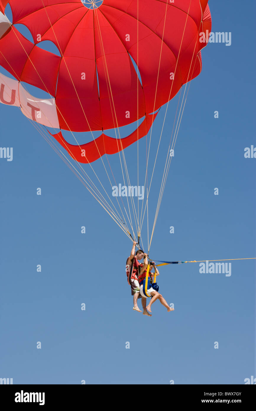 Touristen reisen Sommerspaß Parasailing Paragliding Stockfoto