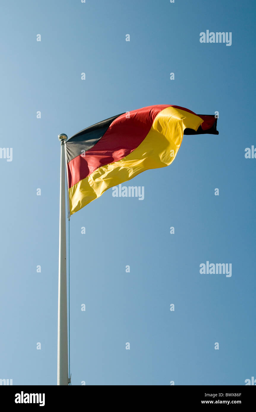 Nationalstolz Flaggensymbol Fahnen flattern flattern in der Brise Wind blauen Himmel gegen Identität Stockfoto