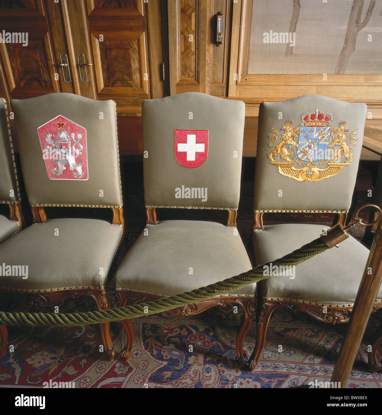 Den Haag Frieden Palast Holland Niederlande Richters Stühle Wappen Stockfoto