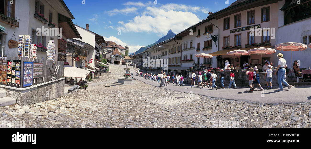 Schweiz Europa Kanton Freiburg Gruyere Greyerz Altstadt touristische  Postkarten steht auch Regale lane Stockfotografie - Alamy