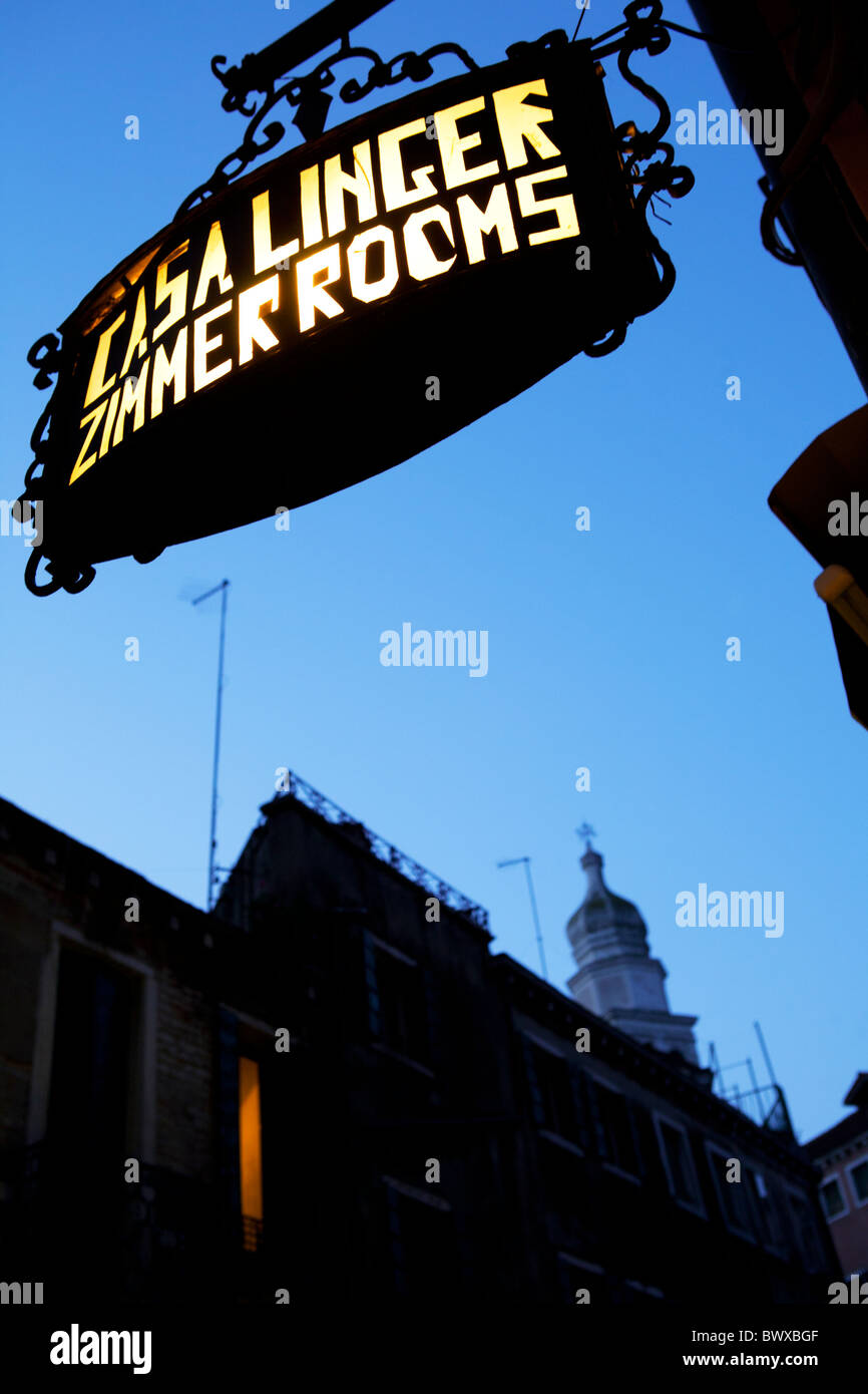 Ein Vintage Schild Werbung Zimmer in einem Gästehaus in Venedig zur Verfügung. Stockfoto