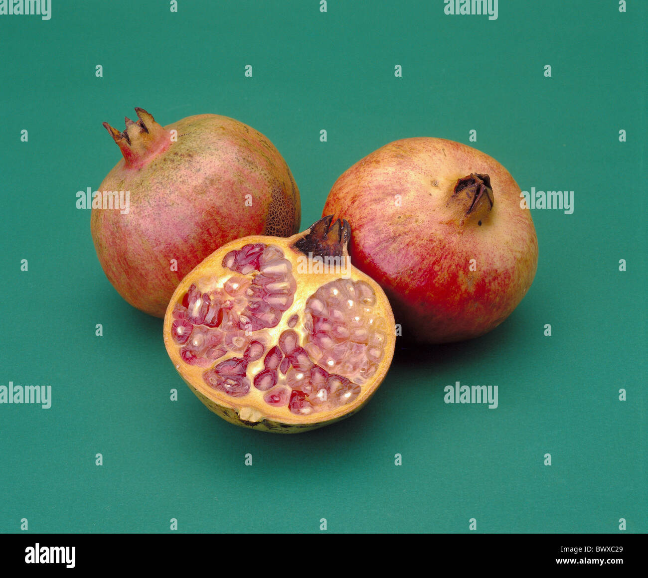 Obst Granatäpfel drei Schneiden vollständig offene Kerne Essen Stockfoto