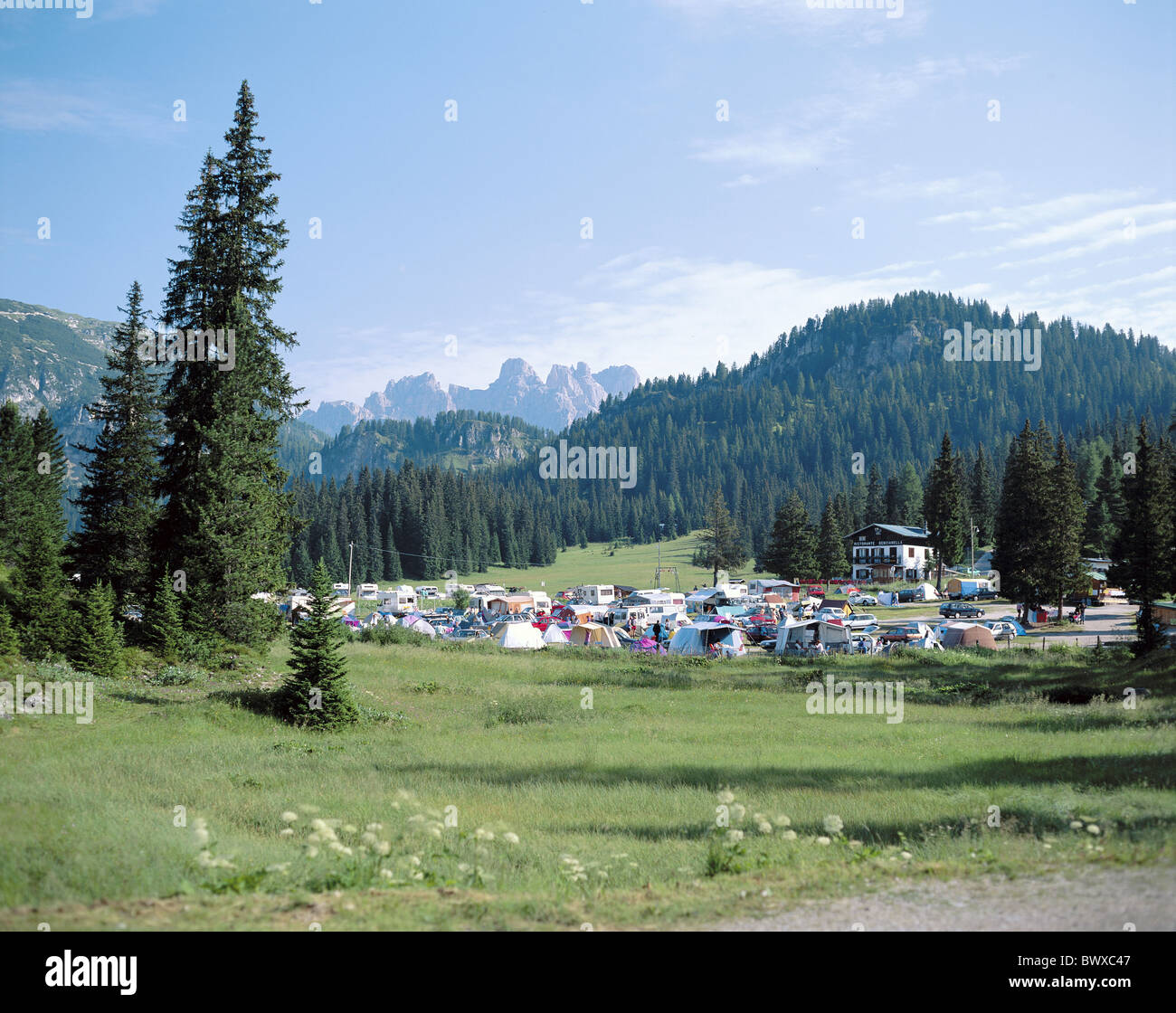 Autos Automobile Berge camping Campingplatz ersparen Zeit Landschaft Alpen Italien Europa Süd Tirol Tirol D Stockfoto