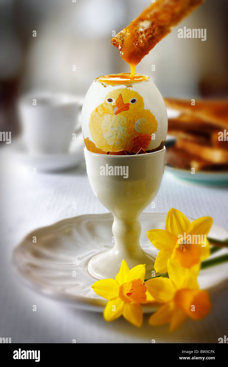 Traditionelle handbemalte dekoriert gekochte Ostern chic Ei in ein Frühstück mit Toast, getaucht in das Ei Stockfoto